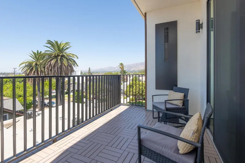 Stylish 2BR/2BA in Glendale with Free Parking!
